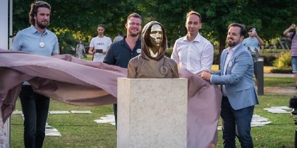 Bitcoin IRL: Here Are All the Real-Life Tributes to Satoshi Nakamoto‘s Invention
