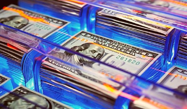 JPMorgan Chase, Deutsche Bank Issue US Dollar Warning As Gold Soars To New All-Time Highs