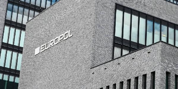 Fully Autonomous AI Could Control Criminal Networks: Europol