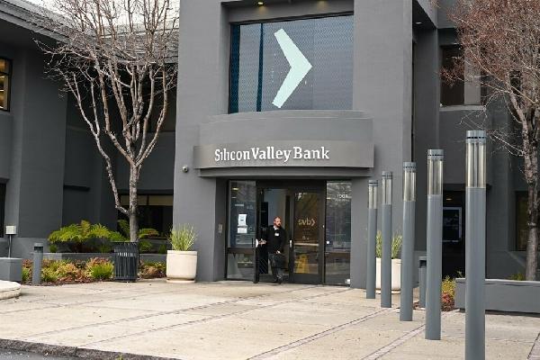 Bidding War: Scaramucci‘s SkyBridge Capital Competes for Silicon Valley Bank‘s VC Unit