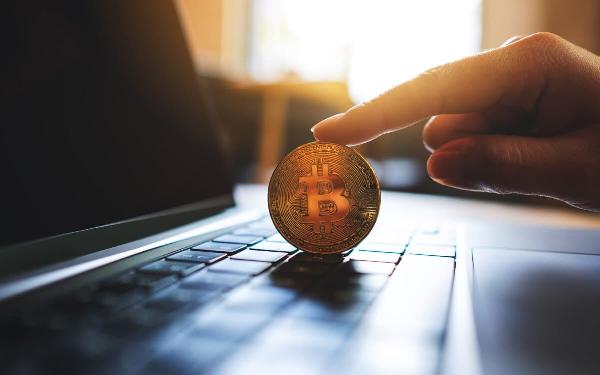 Spot Bitcoin ETF Bidding War Heats Up as Applicants Drop Proposed Management Fees Ahead of Expected SEC Approvals – Where Next for the BTC Price?